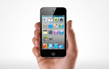 APPLE IPOD TOUCH 4TH GENERATION IN HAND